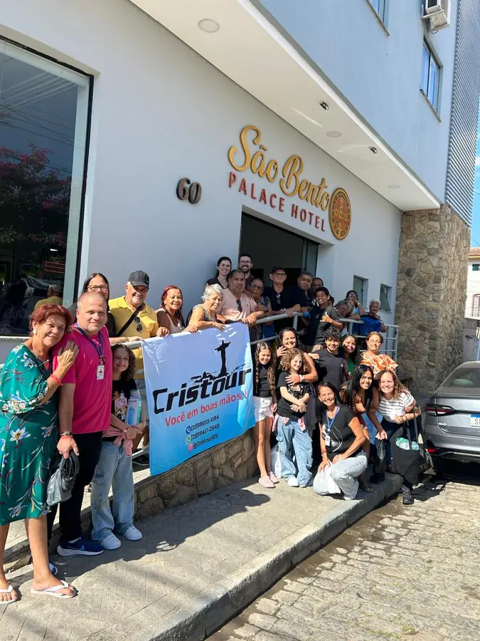 Grupo de passageiros da Cristour reunido durante uma viagem